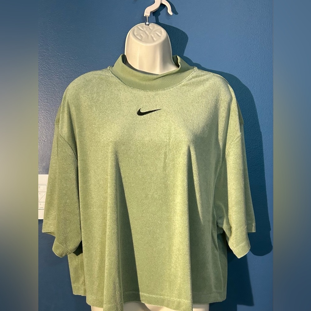 Women’s New Nike French Terry Crop Top in mint green. size 1X.